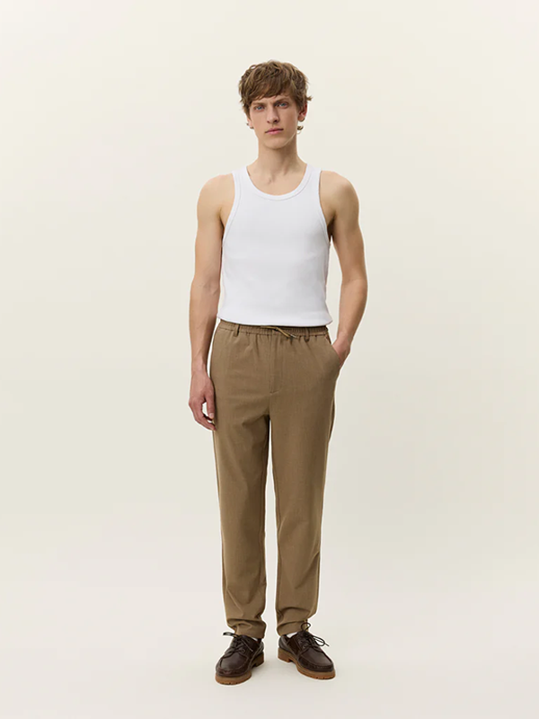 LES DEUX <br> COMO TAPERED TEXTURED PANT