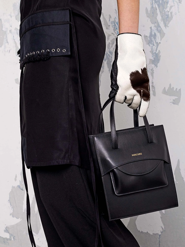 HIDESINS <br< FLAP J